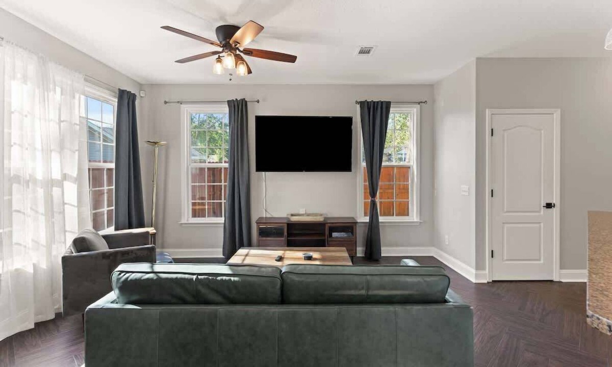 Brunswick House | Modern Retreat - Pet Friendly