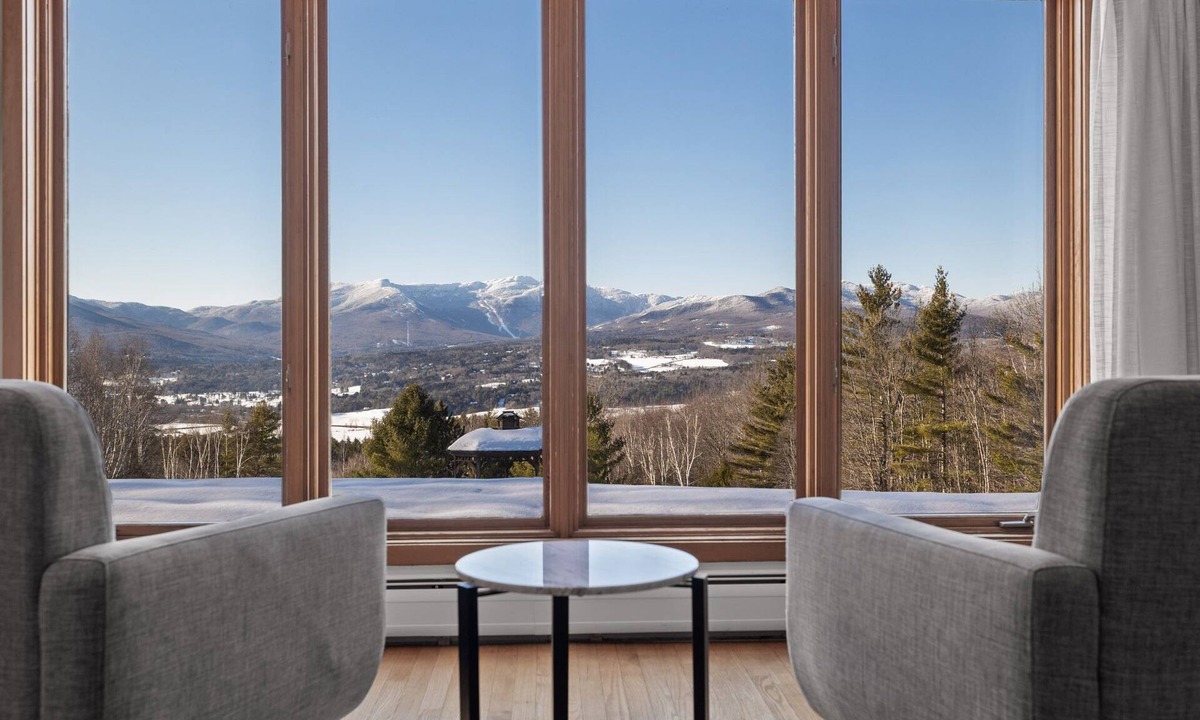 Stowe Villa | Modern Retreat ~ Stunning Mountain View ~ Hot Tub!