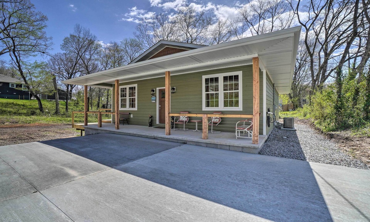 Cotter House | Modern Retreat w/Deck: Walk to White River!