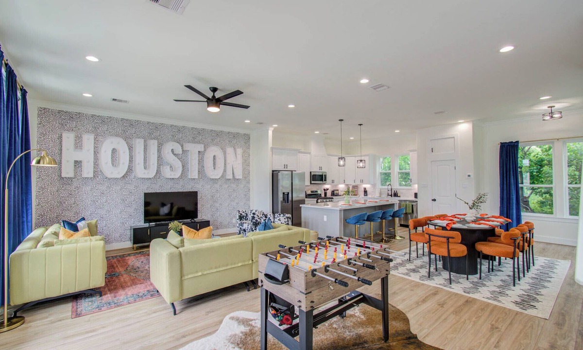Greater Third Ward House | Modern Retreat w/Rooftop Cinema