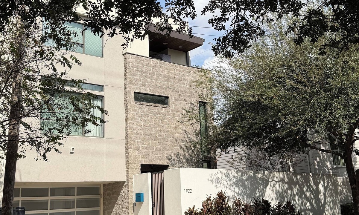 Hyde Park House | Modern River Oaks Luxury Home w/Pool, Gym & Designer Interiors – Near NRG