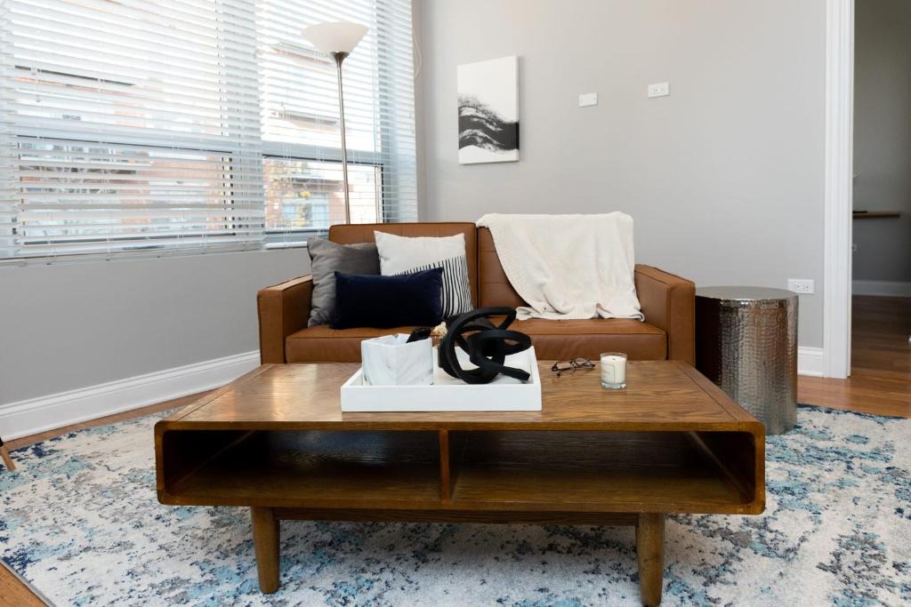 River West Apartment | Modern River West 2BR with W&D by Zencity