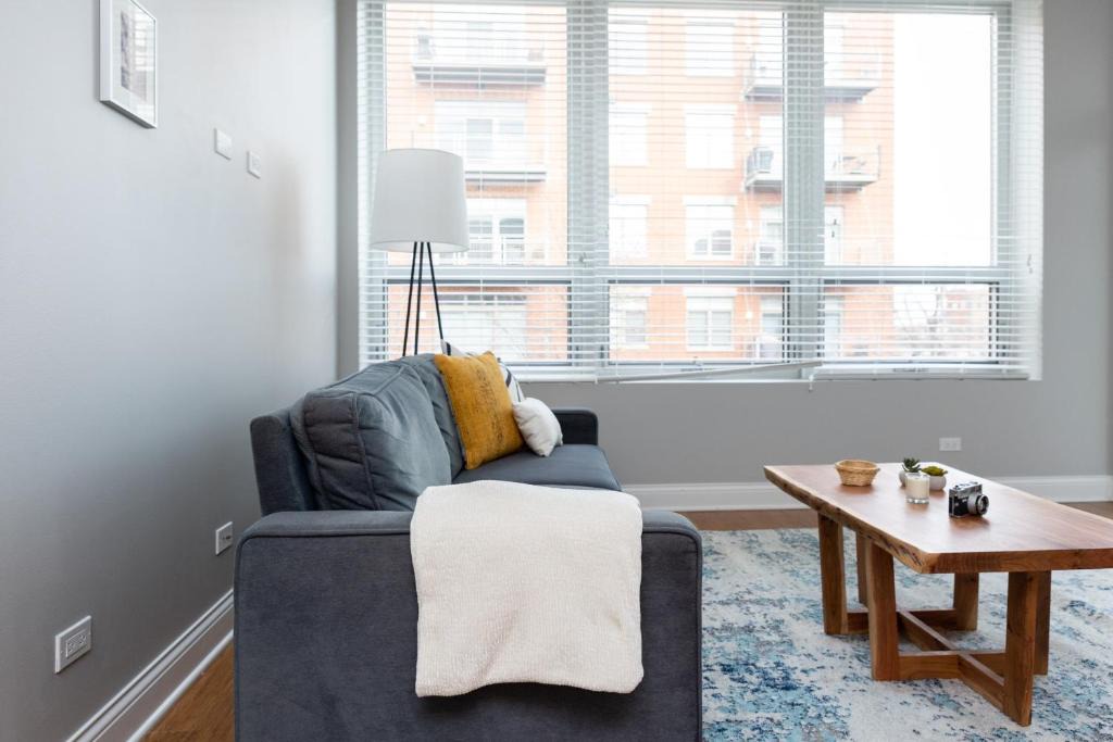 River West Apartment | Modern River West 2BR with W&D by Zencity