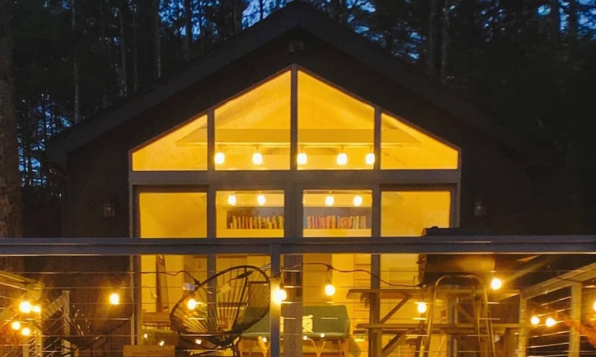 Freehold House | Modern Riverfront Bungalow, Fireplace, 20 min to Hudson & Windham