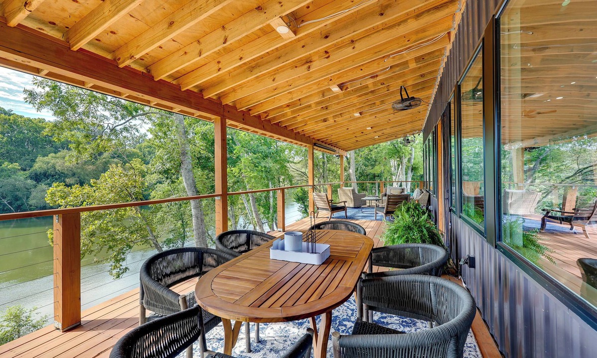Arkadelphia House | Modern, Riverfront Family House w/Balcony & Grill