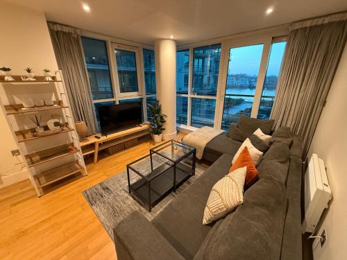 Vauxhall Apartment | Modern Riverside Gem