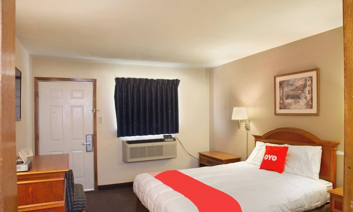 Guymon Hotel | Modern Room for Couples – Great Value off Highway 54!