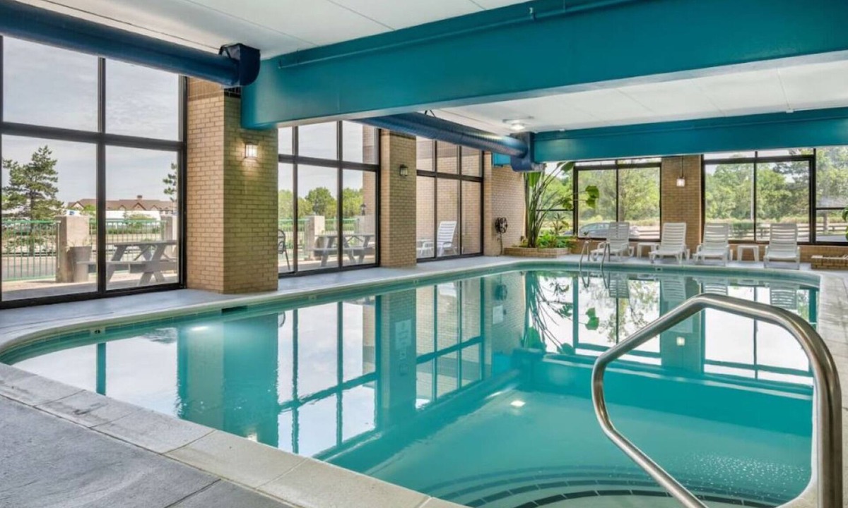 Jeffersontown Hotel | Modern Room near Bluegrass Indoor Karting | Free Parking & Breakfast!