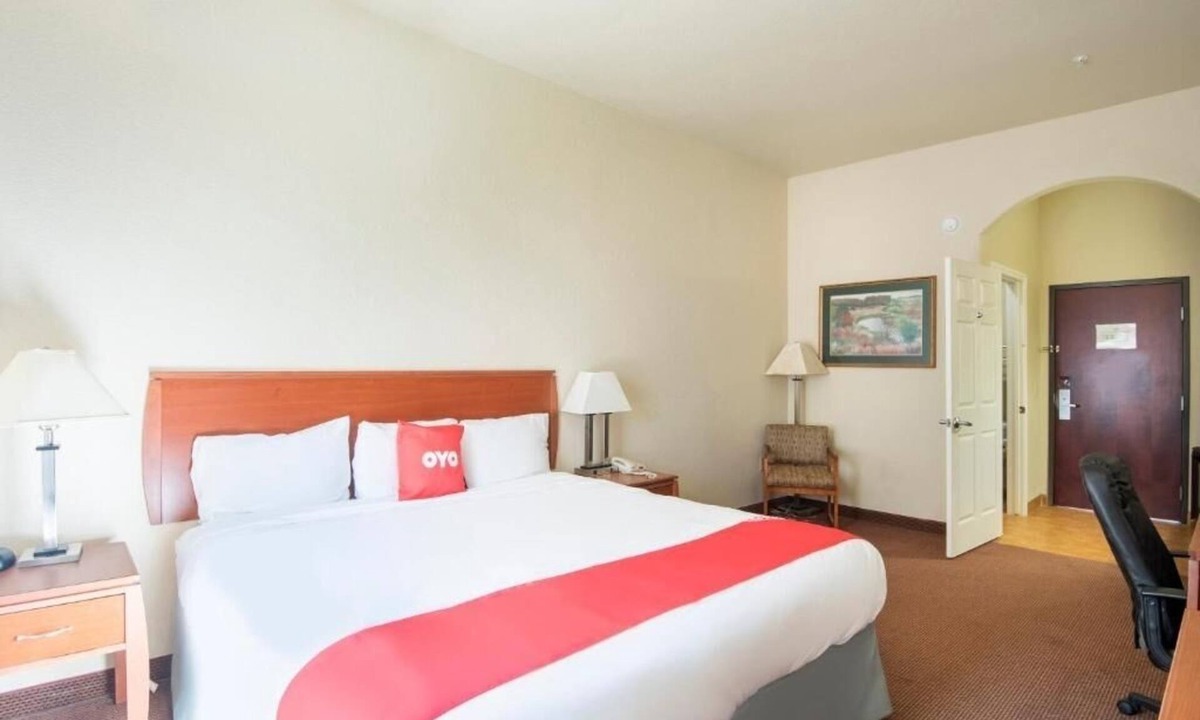 Clute Hotel | Modern Room Near Sea Center Texas