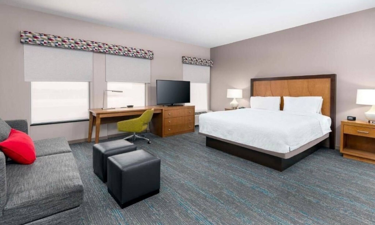 North Clayton Hotel | Modern Room Near Clayton’s Charming Bars & Eateries - Explore St. Louis Zoo