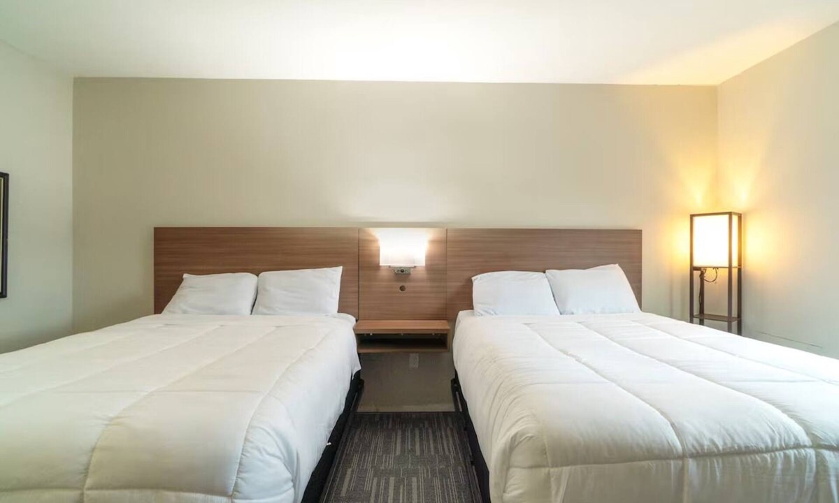 Sulphur Hotel | Modern Room w/Kitchenette & Free Parking – Near Lake Charles Attractions