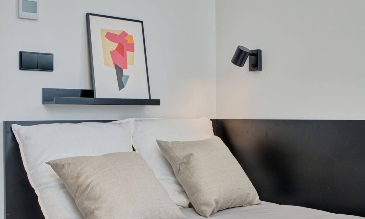 Milagrosa Apartment | Modern Room with Wi-Fi in Pamplona, Sleeps 2
