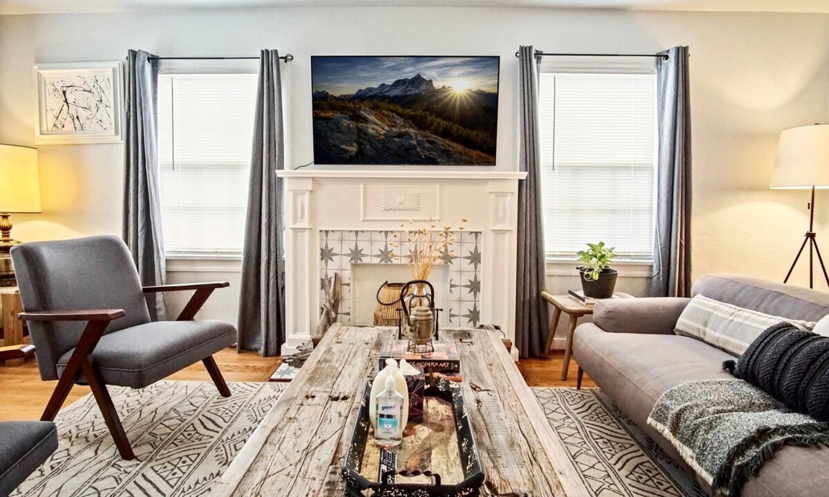 Central Oklahoma City Apartment | Modern Rustic 3 -bedroom 2 Bathrooms Carport