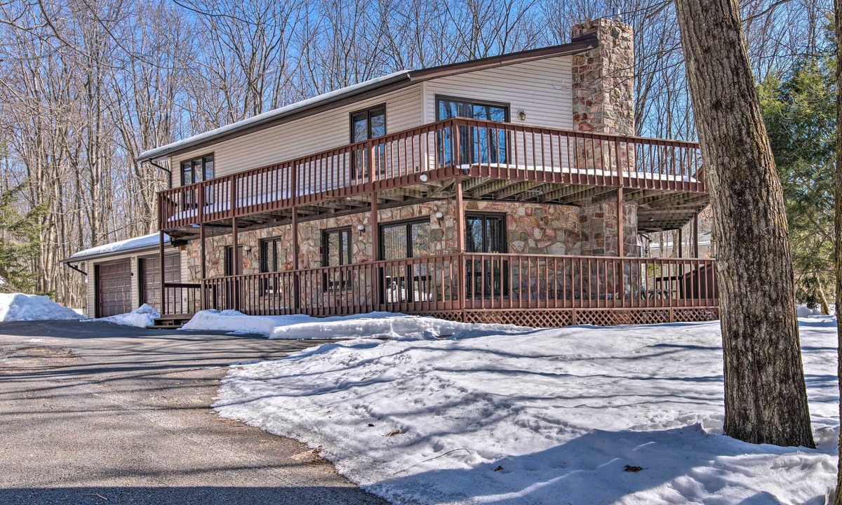 Briar Crest Woods House | Modern & Rustic lake home in Poconos