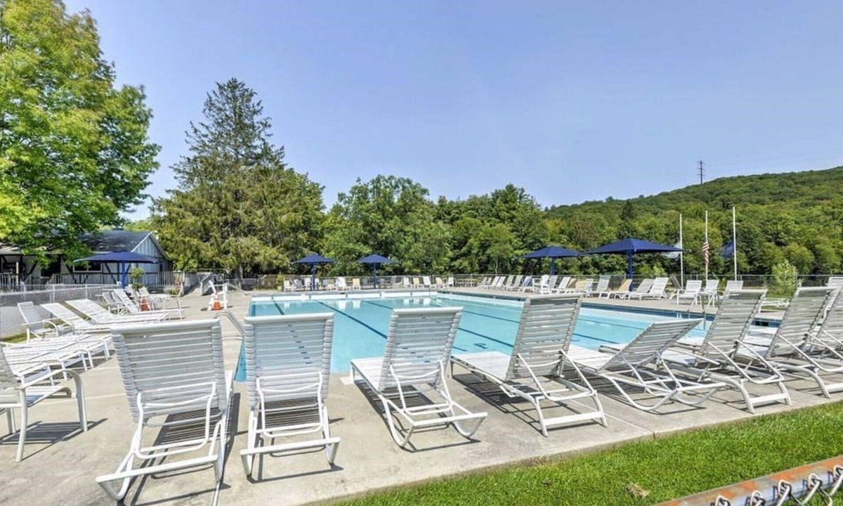 Bushkill Cabin | Modern Rustic Mountain House! Pool Table, 5 TVs, WiFi, Linens/Towels,A/C,FirePit