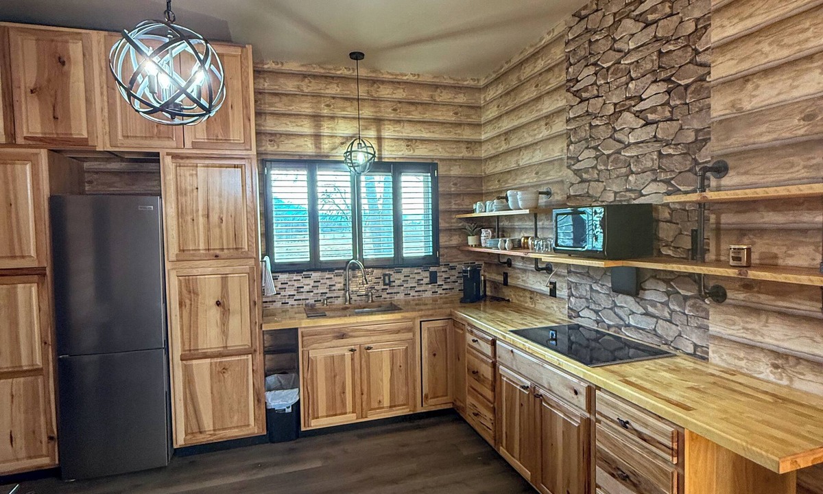 Ronan Cabin | Modern Rustic Studio Guesthouse in Montana