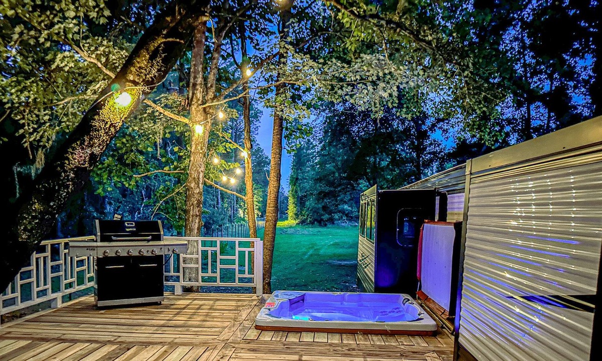 Waldo House | Modern RV With Hot Tub.