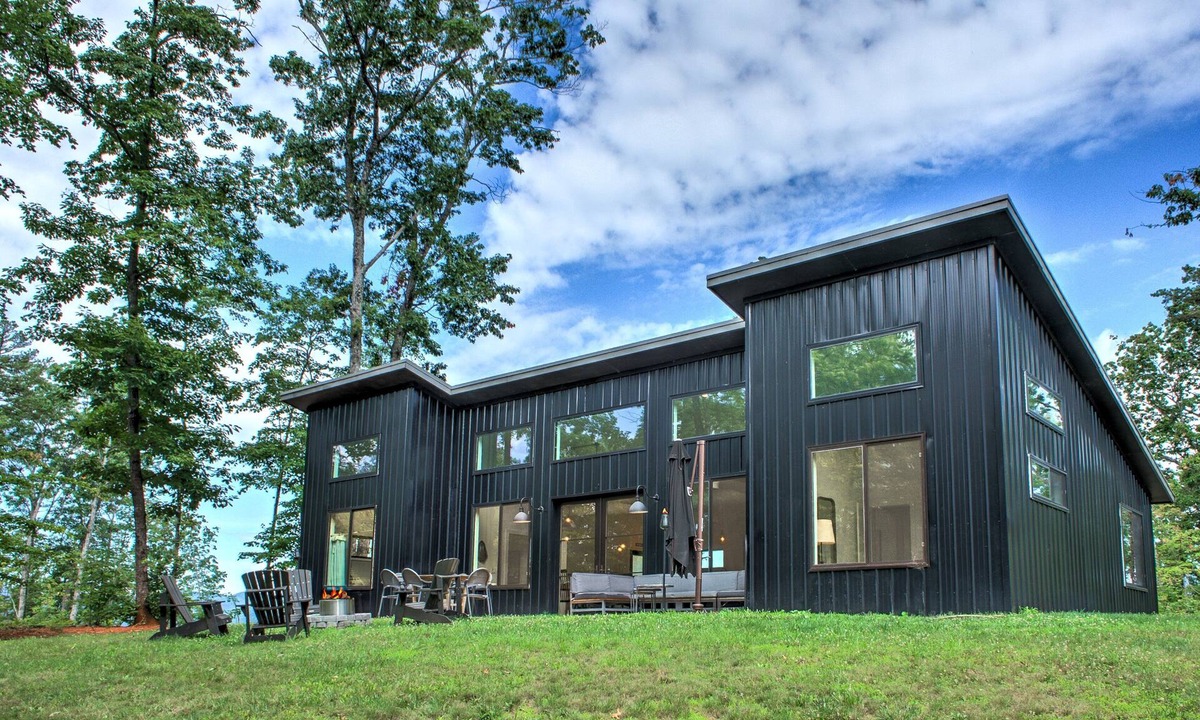 Old Fort House | Modern Sanctuary | Modern Amenities Amidst Rustic Charm