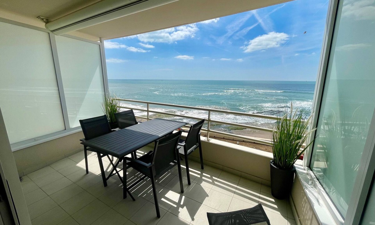 Les Sables d'Olonne Apartment | Modern sea-facing apartment with garage and free WiFi