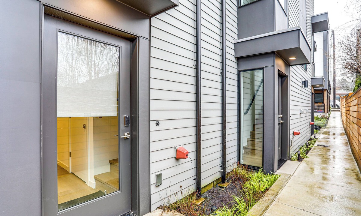 Holly Park Apartment | Modern Seattle Townhome: Walk to Light Rail!