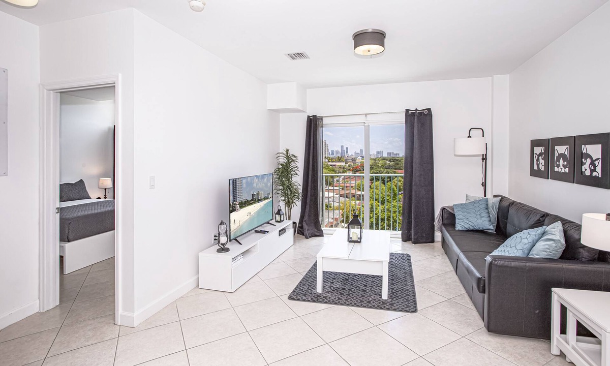 Coral Way Condo | Modern/Self Checkin/Parking/FastWIFI/PetsOk