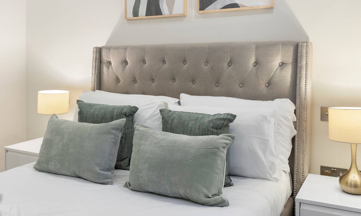 Parsons Green and Walham Apartment | Modern Simplicity: Minimalist 2-BR Flat in London