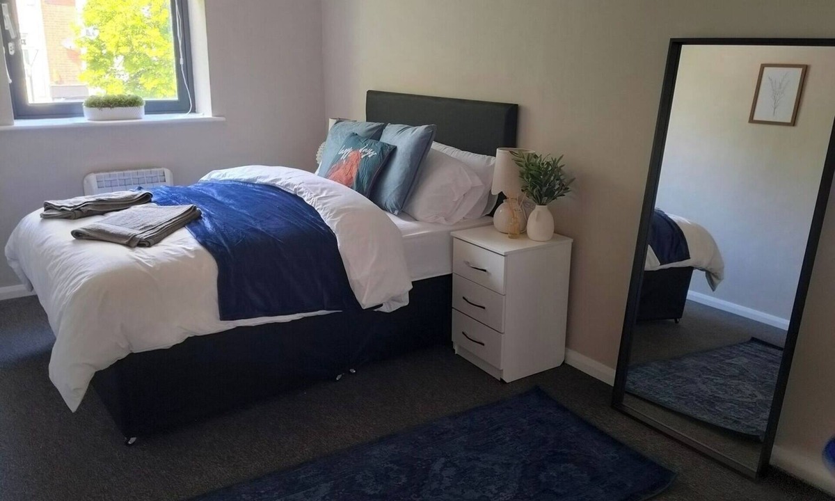 Bramcote Apartment | Modern Single-Floor Apartment - Sleeps 8