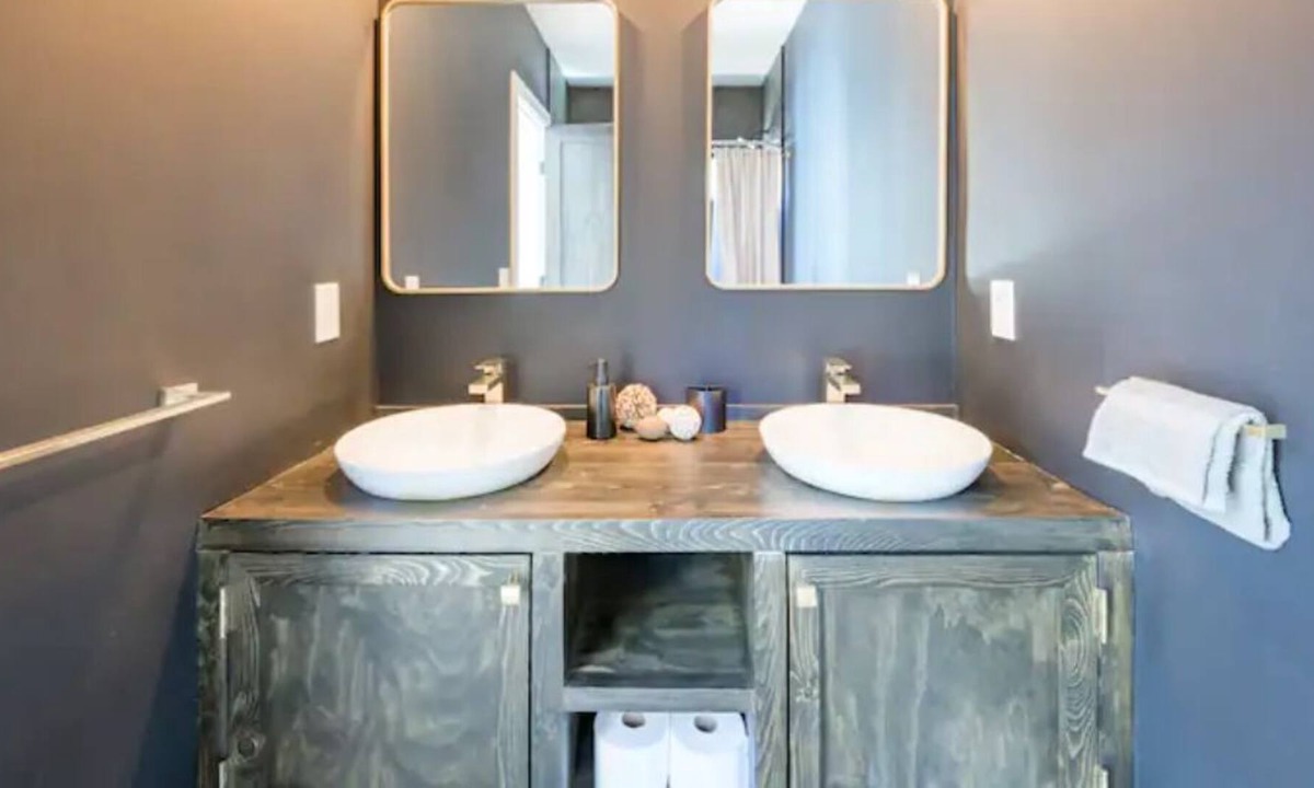 Haines Falls House | Modern Ski Getaway with Floor-to-ceiling Windows