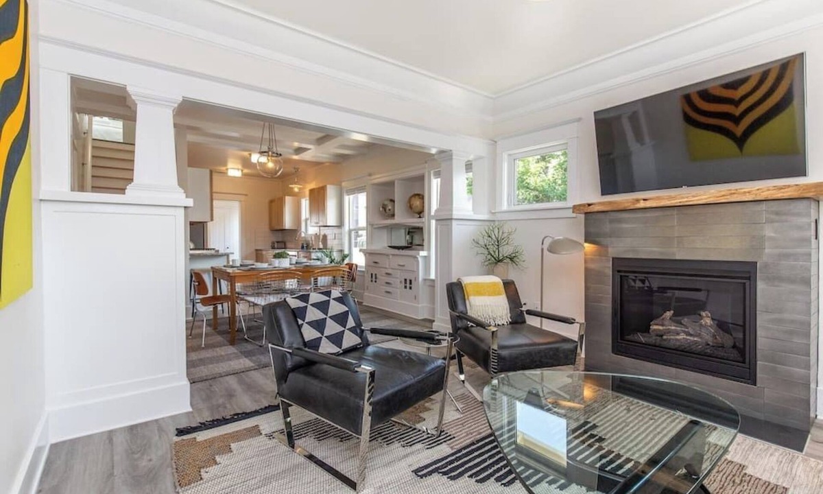 Richmond House | Modern, Sleek & Stylish: 2 blocks from Hawthorne!