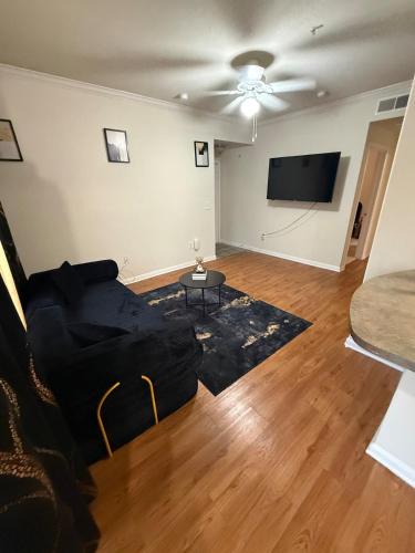 Sweetbriar Apartment | Modern SoCo Stay StreetDreams