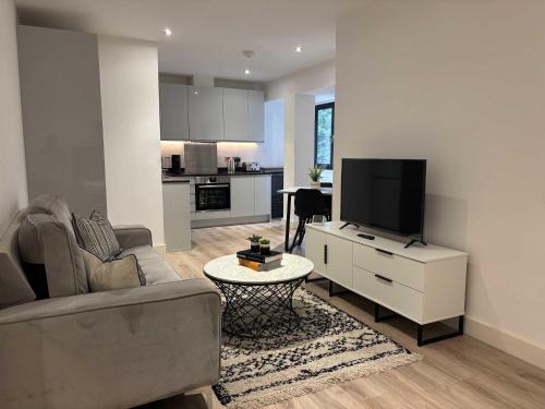 Barnt Green Apartment | Modern Solihull Studio Apartment with Free Parking & Kitchen
