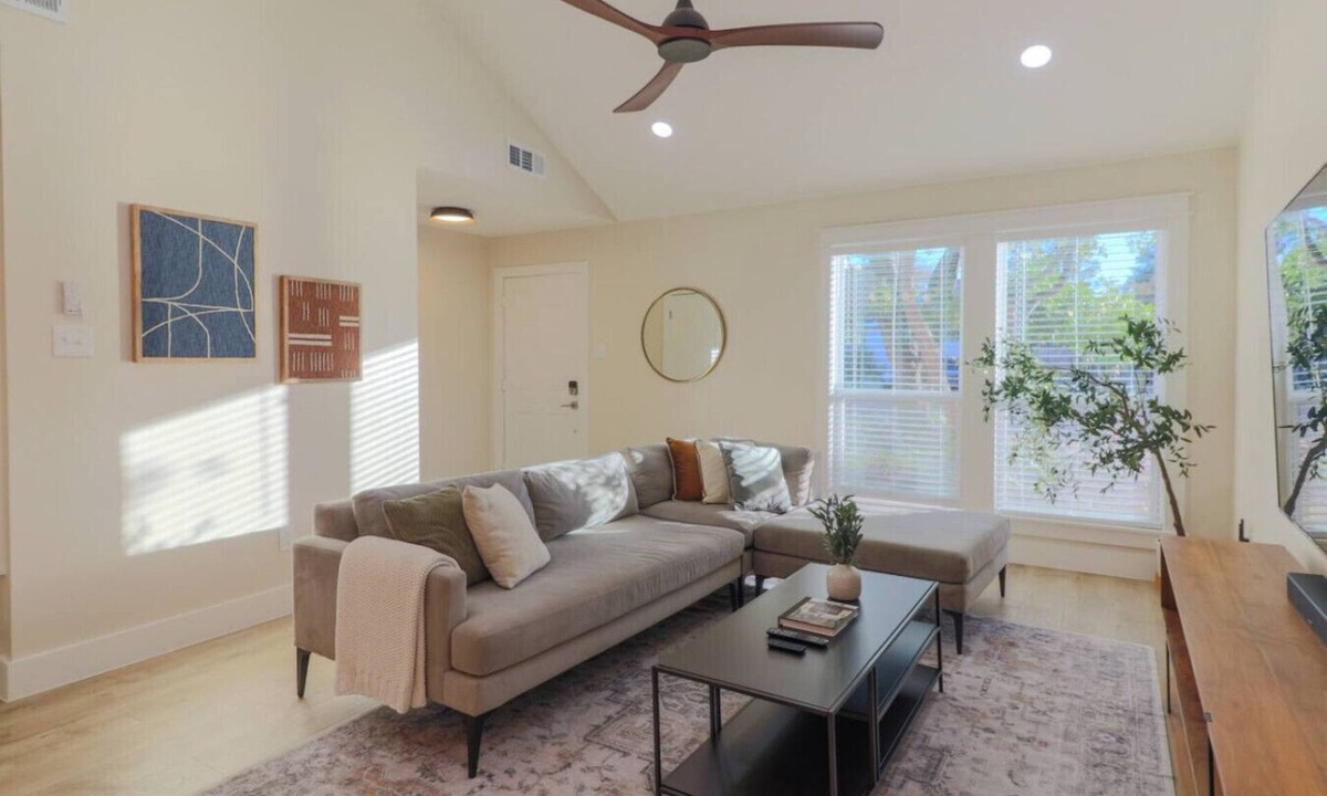 Buckingham Estates House | Modern South Austin 3BR/4Bd Retreat | Big Fenced Yard 7mi to DT