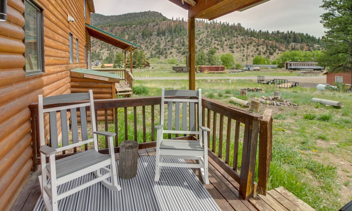 Ponderosa Pines House | Modern South Fork Vacation Rental w/Deck & Grill!