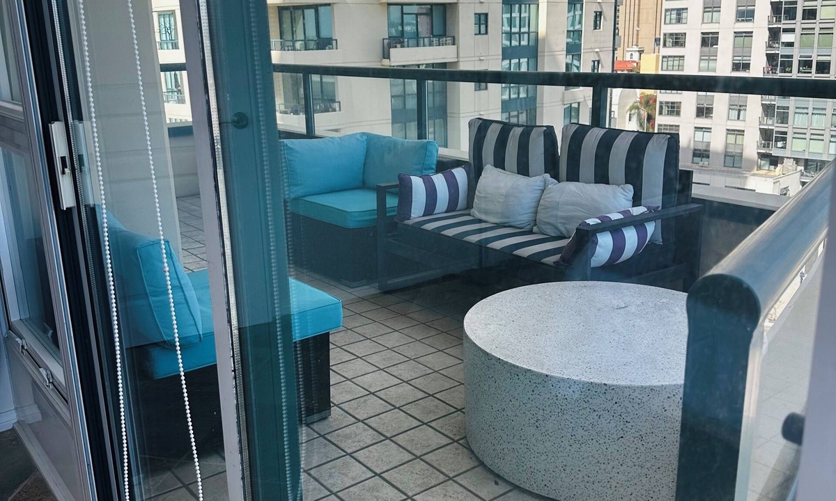 Marina District Apartment | Modern & Spacious 1 br + bonus rm 2 bthrm apartment in Marina District high rise