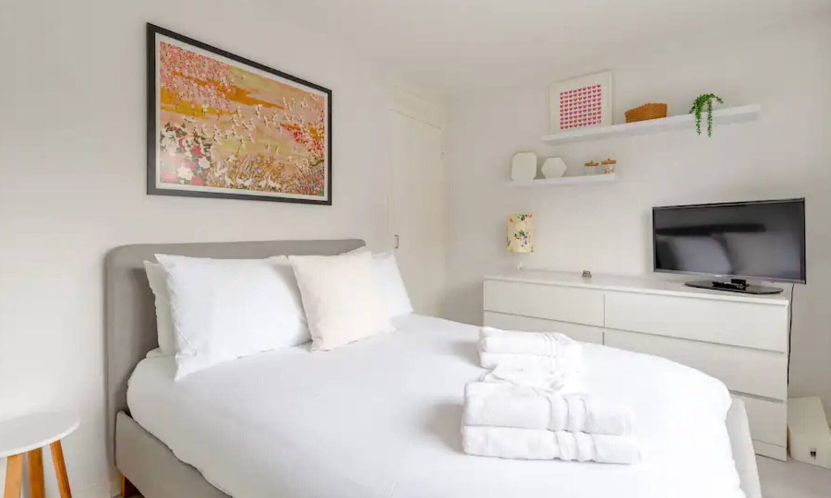 Brondesbury Park Apartment | Modern & Spacious 1BD Flat - Willesden