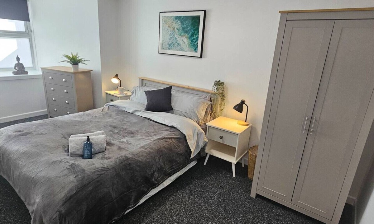 Plymouth Apartment | Modern, Spacious 2-Bed Apartment