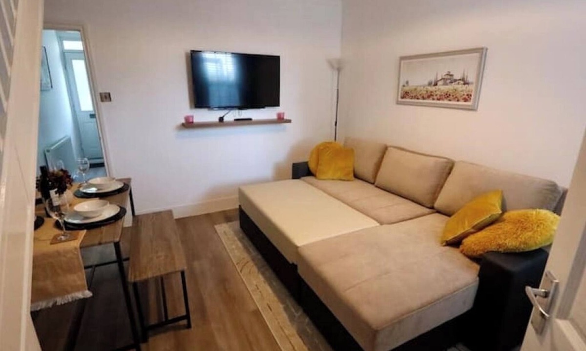 Watford Town Centre House | Modern, Spacious 3 Bedroom home Watford Junction