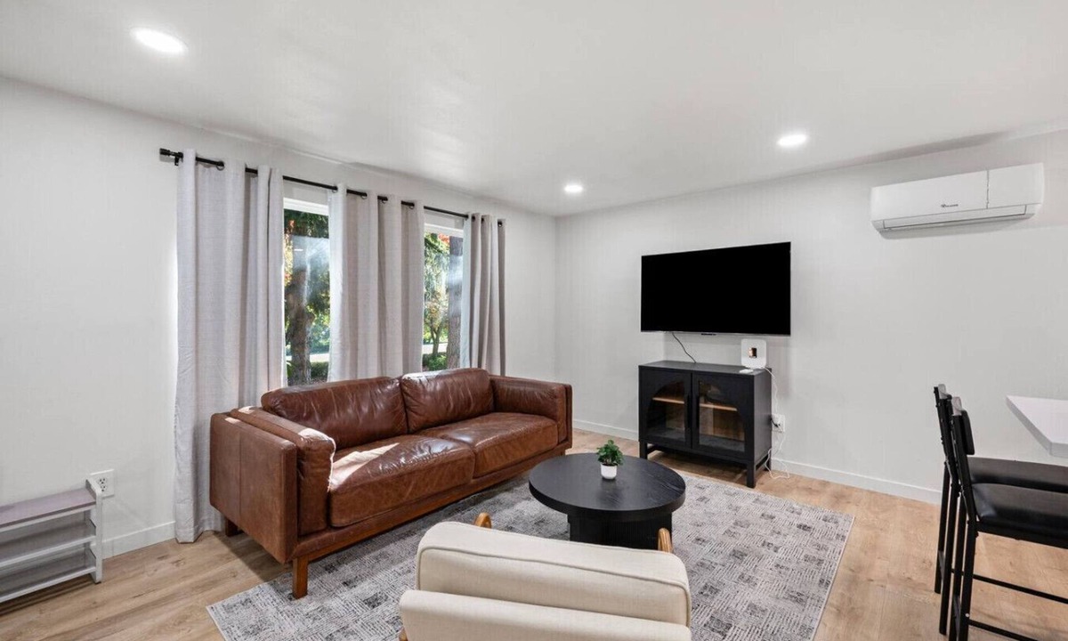 Everett House | Modern & Spacious 3BR Condo