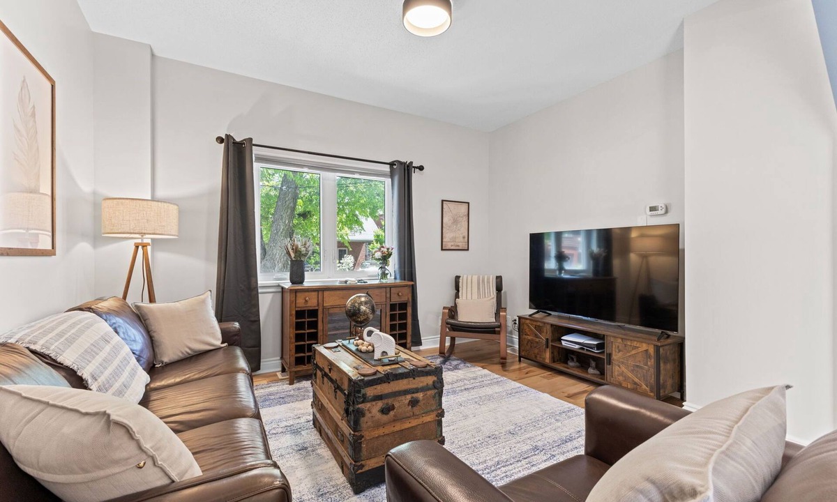 Ottawa Division Apartment | Modern & Spacious 3BR | Steps to Canal | King Bed | Parking | Dog Friendly