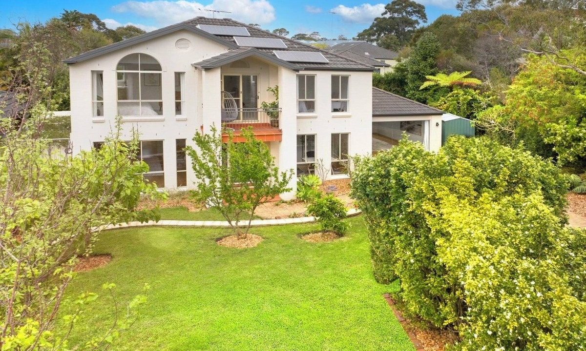 Belrose House | Modern spacious 5-bedroom home in Northern Beaches