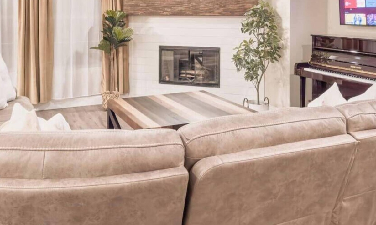 Panther Creek Estates House | Modern Spacious 7 BR Movie, Game Room & King Beds