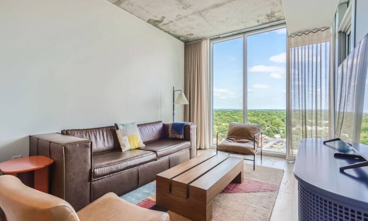Rainey Street Historic District Condo | Modern Spacious Downtown Condos * Pool * Kitchen