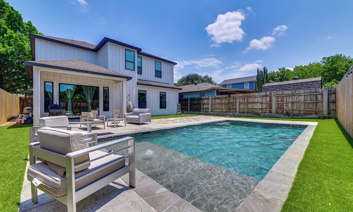 West Dallas House | Modern & Spacious Home 3 Mi to Downtown Dallas!