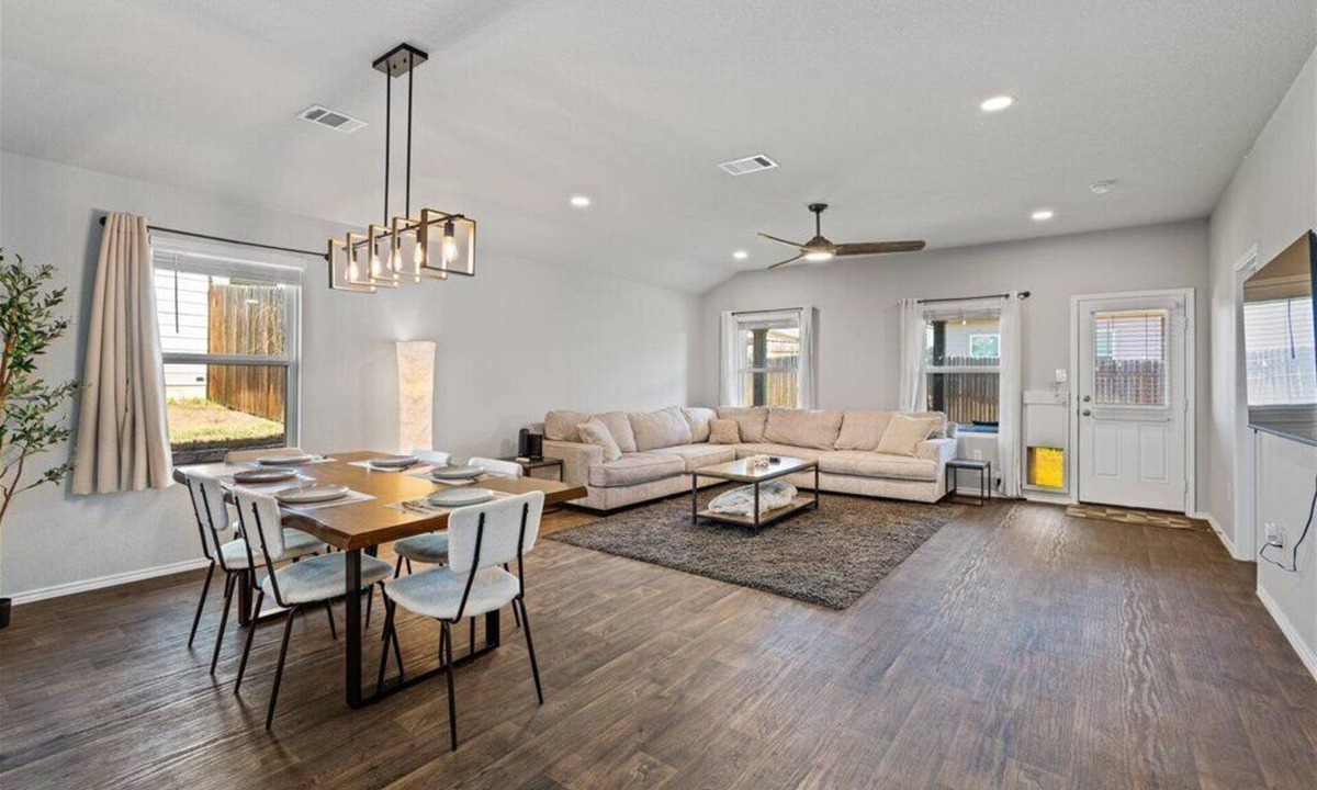 Austin House | Modern, Spacious Home 4BR Near Airport & Tesla