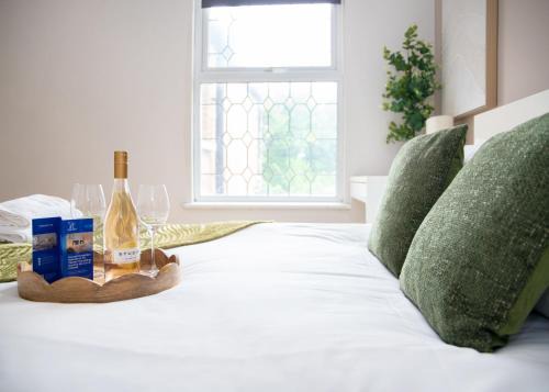 Luton Apartment | Modern, Spacious Home Ideal for Work Teams and Groups