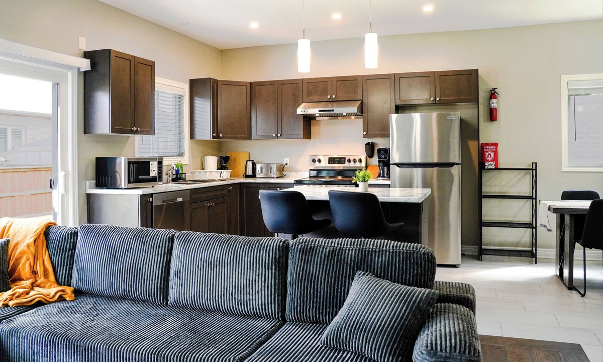 Thorold House | Modern Spacious Home Near Niagara Falls | Free Parking + Fast WiFi