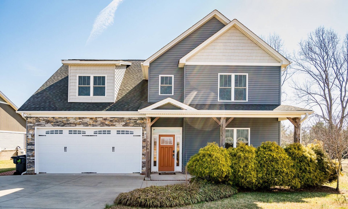 Forest House | Modern Spacious Home w/Large Movie Room + Mtn Views!
