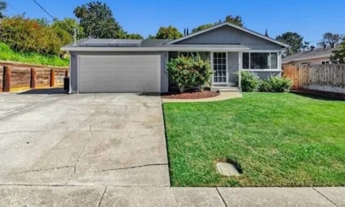 Vine Hill House | Modern Spacious Home with Yard