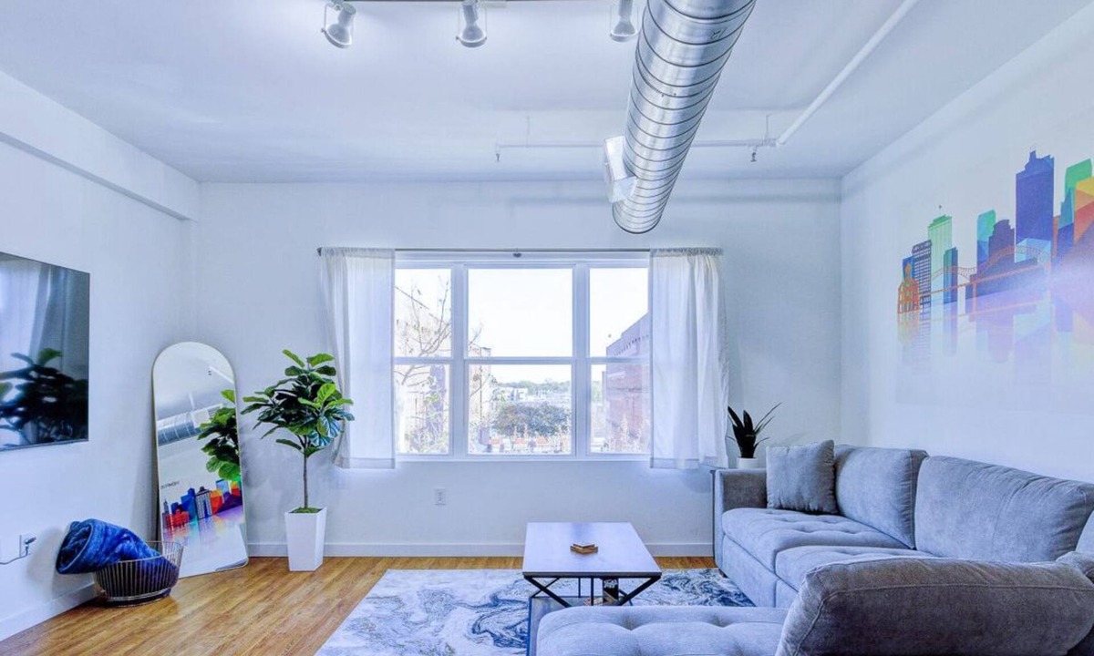 Downtown Memphis Apartment | Modern Spacious Loft in Downtown w/free parking