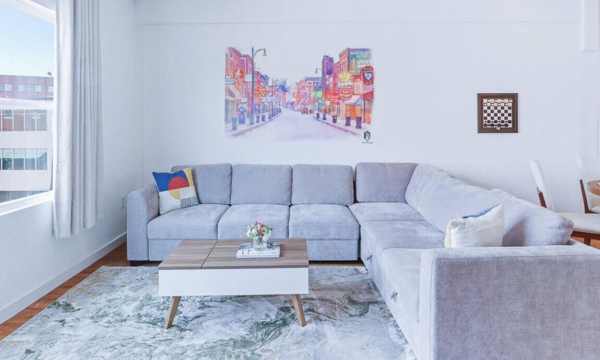 Downtown Memphis Apartment | Modern Spacious Loft in Downtown w/free parking